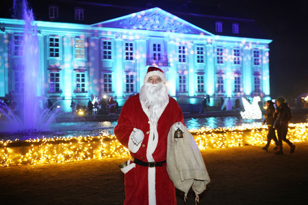 Weihnachtsmannvollversammlung bei Weihnachten im Tierpark in Berlin