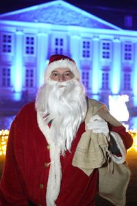 Weihnachtsmannvollversammlung bei Weihnachten im Tierpark in Berlin