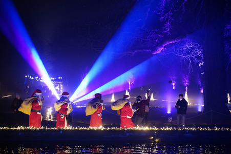 Weihnachtsmannvollversammlung bei Weihnachten im Tierpark in Berlin