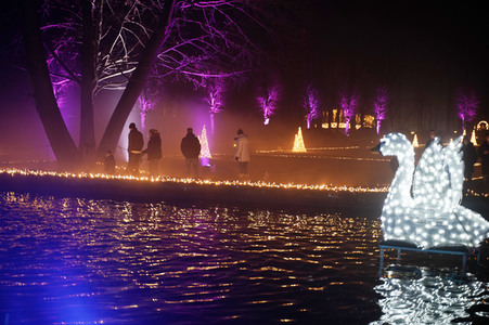 Weihnachtsmannvollversammlung bei Weihnachten im Tierpark in Berlin