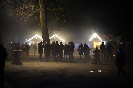 Weihnachtsmannvollversammlung bei Weihnachten im Tierpark in Berlin