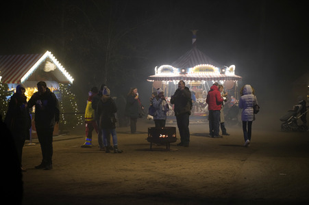 Weihnachtsmannvollversammlung bei Weihnachten im Tierpark in Berlin