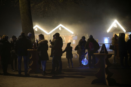 Weihnachtsmannvollversammlung bei Weihnachten im Tierpark in Berlin
