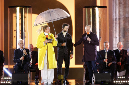 Silvestershow 'Celebrate at the Gate - Willkommen 2022' in Berlin
