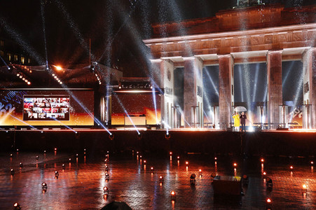 Silvestershow 'Celebrate at the Gate - Willkommen 2022' in Berlin