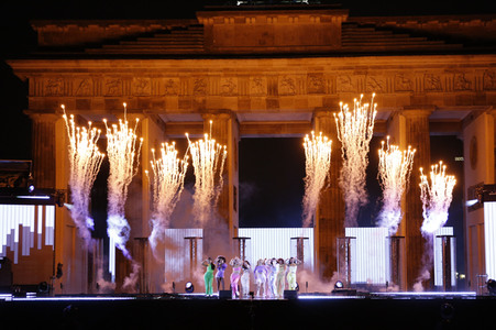 Silvestershow 'Celebrate at the Gate - Willkommen 2022' in Berlin