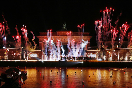 Silvestershow 'Celebrate at the Gate - Willkommen 2022' in Berlin