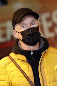 Vorstellung der Impfbanane-Buttons in Köln