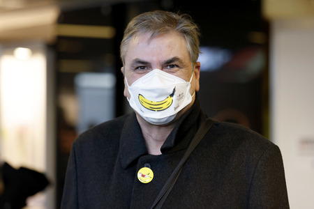 Vorstellung der Impfbanane-Buttons in Köln