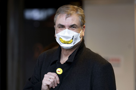 Vorstellung der Impfbanane-Buttons in Köln