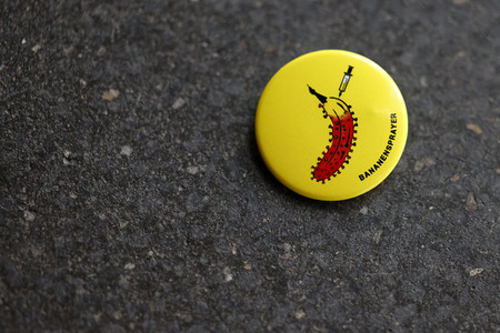 Vorstellung der Impfbanane-Buttons in Köln