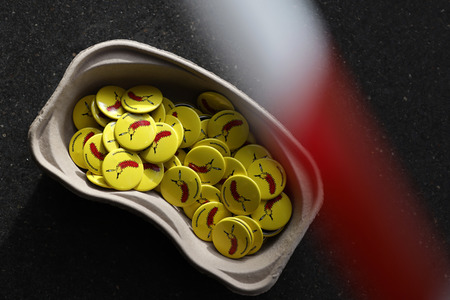 Vorstellung der Impfbanane-Buttons in Köln