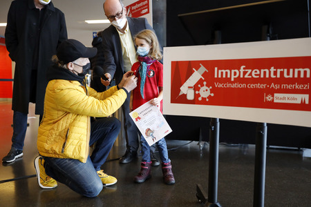 Vorstellung der Impfbanane-Buttons in Köln