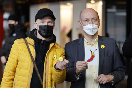 Vorstellung der Impfbanane-Buttons in Köln