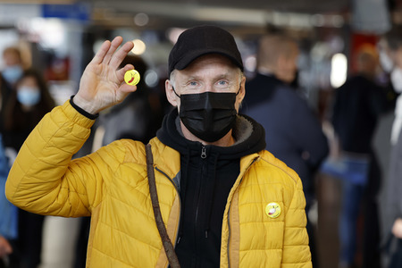 Vorstellung der Impfbanane-Buttons in Köln