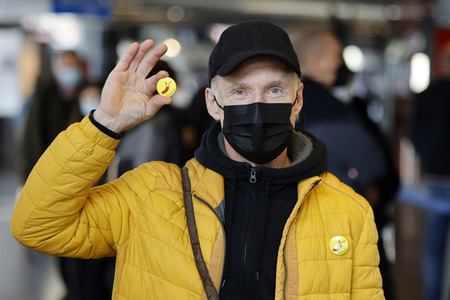 Vorstellung der Impfbanane-Buttons in Köln