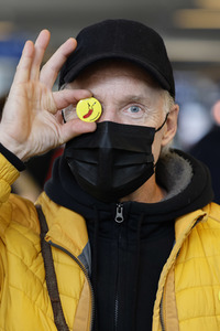 Vorstellung der Impfbanane-Buttons in Köln