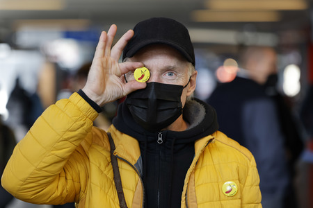 Vorstellung der Impfbanane-Buttons in Köln