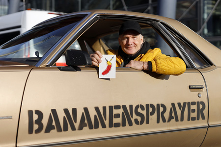 Vorstellung der Impfbanane-Buttons in Köln