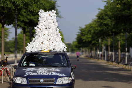 FFP 2 Masken auf Auto in Berlin