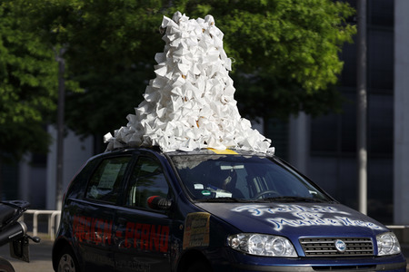 FFP 2 Masken auf Auto in Berlin