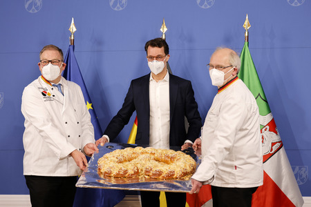 Übergabe der Neujahrsbrezel an Hendrik Wüst in Düsseldorf