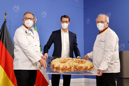 Übergabe der Neujahrsbrezel an Hendrik Wüst in Düsseldorf