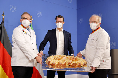 Übergabe der Neujahrsbrezel an Hendrik Wüst in Düsseldorf