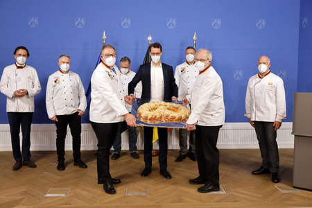 Übergabe der Neujahrsbrezel an Hendrik Wüst in Düsseldorf