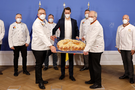 Übergabe der Neujahrsbrezel an Hendrik Wüst in Düsseldorf