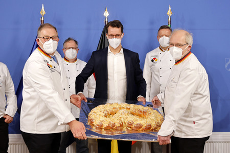 Übergabe der Neujahrsbrezel an Hendrik Wüst in Düsseldorf