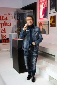 Ausstellungs- und Serienpräsentation 'Raphaelismo' in Madrid