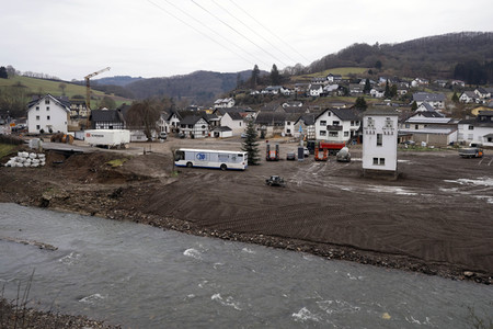 Malu Dreyer besucht Wiederaufbauarbeiten in Schuld