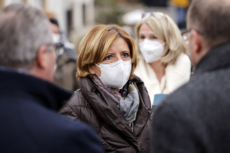 Malu Dreyer besucht Wiederaufbauarbeiten in Schuld