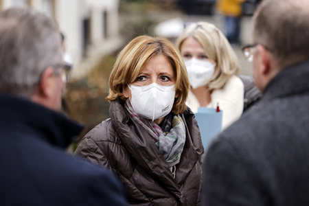 Malu Dreyer besucht Wiederaufbauarbeiten in Schuld
