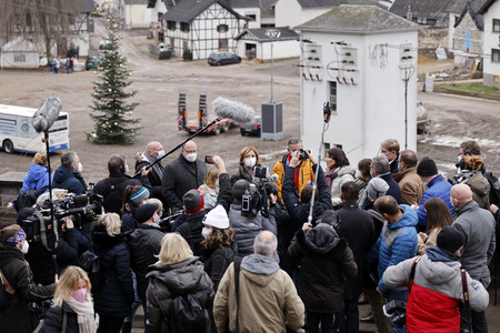 Malu Dreyer besucht Wiederaufbauarbeiten in Schuld