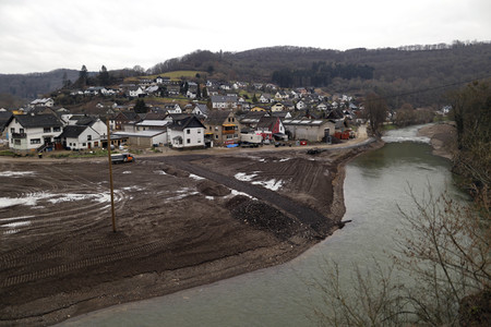 Malu Dreyer besucht Wiederaufbauarbeiten in Schuld
