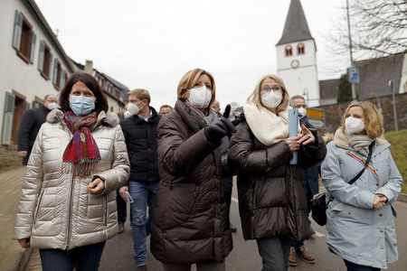 Malu Dreyer besucht Wiederaufbauarbeiten in Schuld