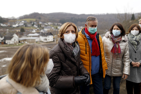 Malu Dreyer besucht Wiederaufbauarbeiten in Schuld