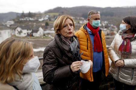 Malu Dreyer besucht Wiederaufbauarbeiten in Schuld