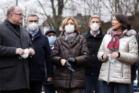 Malu Dreyer besucht Wiederaufbauarbeiten in Schuld