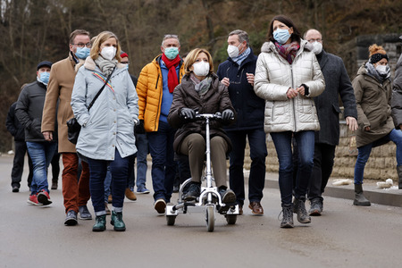 Malu Dreyer besucht Wiederaufbauarbeiten in Schuld