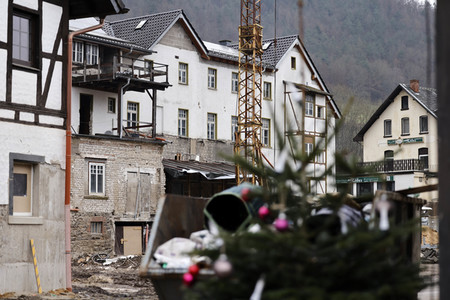 Malu Dreyer besucht Wiederaufbauarbeiten in Schuld
