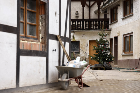 Malu Dreyer besucht Wiederaufbauarbeiten in Schuld