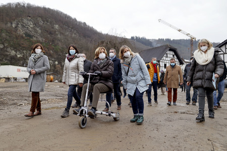 Malu Dreyer besucht Wiederaufbauarbeiten in Schuld