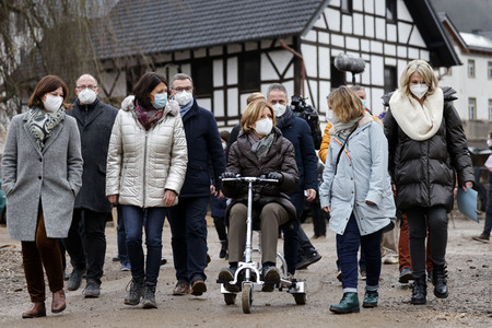 Malu Dreyer besucht Wiederaufbauarbeiten in Schuld