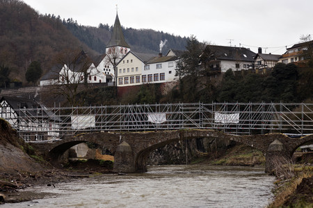 Malu Dreyer besucht Wiederaufbauarbeiten in Schuld