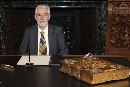 Empfang und Eintrag ins Goldene Buch von Klaus Hasselmann in Hamburg