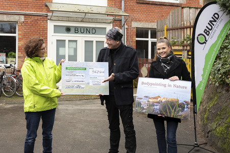 Naturschutzspende vom Kalender Bodypainting in Nature 2022 in Hannover