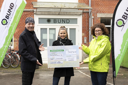 Naturschutzspende vom Kalender Bodypainting in Nature 2022 in Hannover